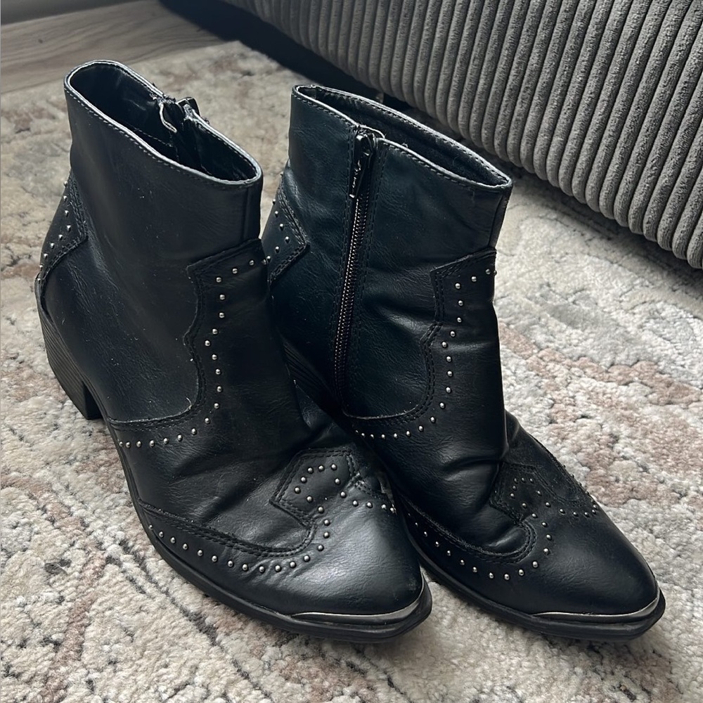 Black cowboy booties/womens 7/faux leather